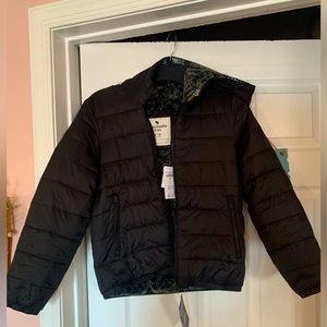 Brand new Abercrombie Kids boys puffer jacket. Size 9/10. No rips or tears.
